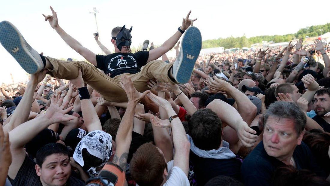 LE CROWDSURFING : BAIN DE FOULE !